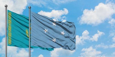 Kazakistan ve Mikronezya bayrağı birlikte beyaz bulutlu mavi gökyüzüne karşı rüzgarsal sallayarak. Diplomasi kavramı, uluslararası ilişkiler.