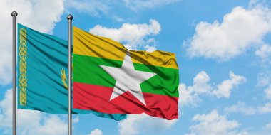 Kazakistan ve Myanmar bayrağı birlikte beyaz bulutlu mavi gökyüzüne karşı rüzgarsal sallayarak. Diplomasi kavramı, uluslararası ilişkiler.