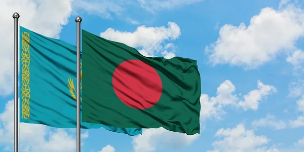 Bandera de Kazajstán y Bangladesh ondeando en el viento contra el cielo azul nublado blanco juntos. Concepto diplomático, relaciones internacionales . — Foto de Stock