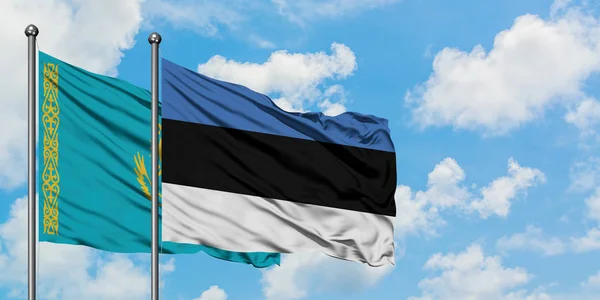 Kazakistan ve Estonya bayrağı birlikte beyaz bulutlu mavi gökyüzüne karşı rüzgarsal sallayarak. Diplomasi kavramı, uluslararası ilişkiler. — Stok fotoğraf