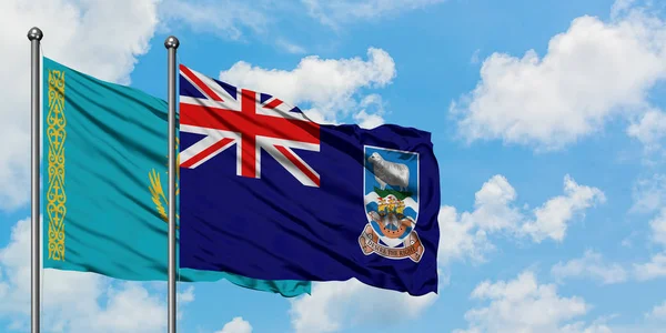 Kazachstan en Falklandeilanden vlag zwaaien in de wind tegen witte bewolkte blauwe hemel samen. Diplomatie concept, internationale betrekkingen. — Stockfoto