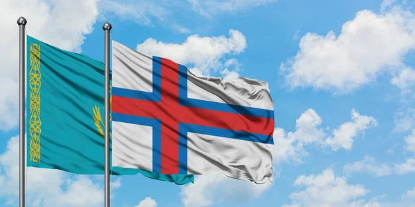 哈萨克斯坦和法罗群岛国旗在风中飘扬，与白云蓝天相一起。外交概念、国际关系. — 图库照片