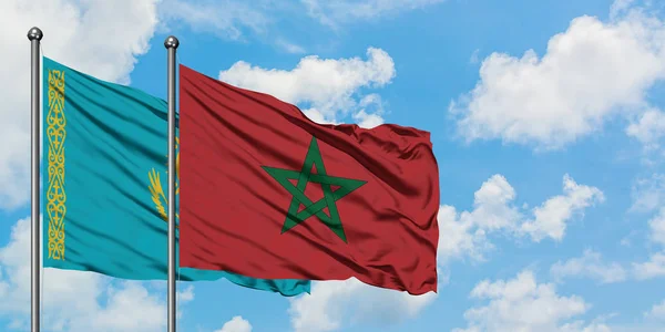 Bandera de Kazajstán y Marruecos ondeando en el viento contra el cielo azul nublado blanco juntos. Concepto diplomático, relaciones internacionales . — Foto de Stock