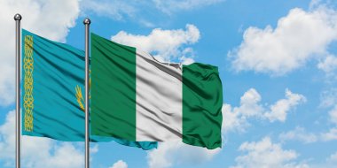 Kazakistan ve Nijerya bayrağı birlikte beyaz bulutlu mavi gökyüzüne karşı rüzgarsal sallayarak. Diplomasi kavramı, uluslararası ilişkiler.