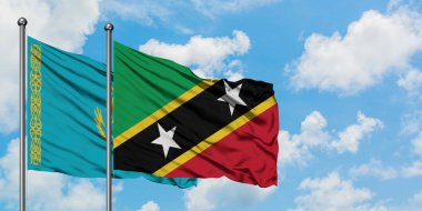 Kazakistan ve Saint Kitts ve Nevis bayrağı birlikte beyaz bulutlu mavi gökyüzüne karşı rüzgarda sallayarak. Diplomasi kavramı, uluslararası ilişkiler.