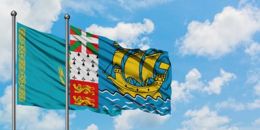 Kazakistan ve Saint Pierre ve Miquelon bayrağı birlikte beyaz bulutlu mavi gökyüzüne karşı rüzgarda sallayarak. Diplomasi kavramı, uluslararası ilişkiler.