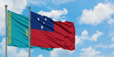 Kazakistan ve Samoa bayrağı birlikte beyaz bulutlu mavi gökyüzüne karşı rüzgarda sallayarak. Diplomasi kavramı, uluslararası ilişkiler.