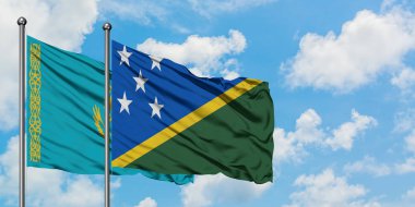 Kazakistan ve Solomon Adaları bayrağı birlikte beyaz bulutlu mavi gökyüzüne karşı rüzgarsal sallayarak. Diplomasi kavramı, uluslararası ilişkiler.