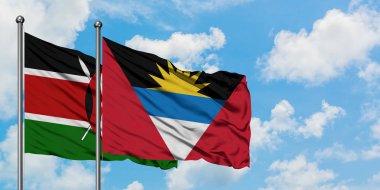 Kenya ve Antigua ve Barbuda bayrağı birlikte beyaz bulutlu mavi gökyüzüne karşı rüzgarda sallayarak. Diplomasi kavramı, uluslararası ilişkiler.