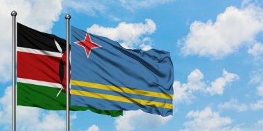 Kenya ve Aruba bayrağı birlikte beyaz bulutlu mavi gökyüzüne karşı rüzgarda sallayarak. Diplomasi kavramı, uluslararası ilişkiler.