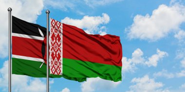 Kenya ve Beyaz Rusya bayrağı birlikte beyaz bulutlu mavi gökyüzüne karşı rüzgarda sallayarak. Diplomasi kavramı, uluslararası ilişkiler.