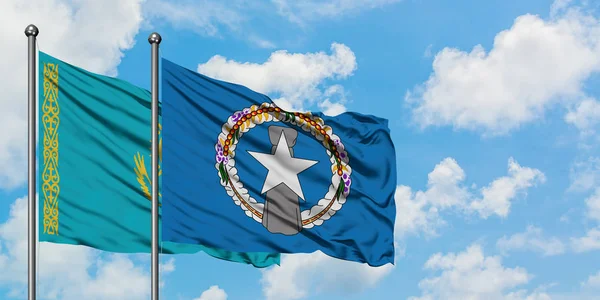 Bandera de Kazajstán y las Islas Marianas del Norte ondeando en el viento contra el cielo azul nublado blanco juntos. Concepto diplomático, relaciones internacionales . — Foto de Stock