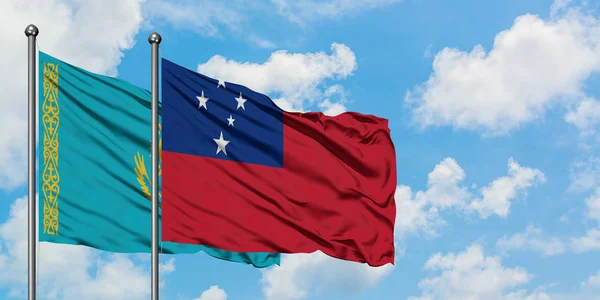 Kasachstan und Samoa-Flagge wehen gemeinsam im Wind gegen den wolkenverhangenen blauen Himmel. Diplomatie-Konzept, internationale Beziehungen. — Stockfoto