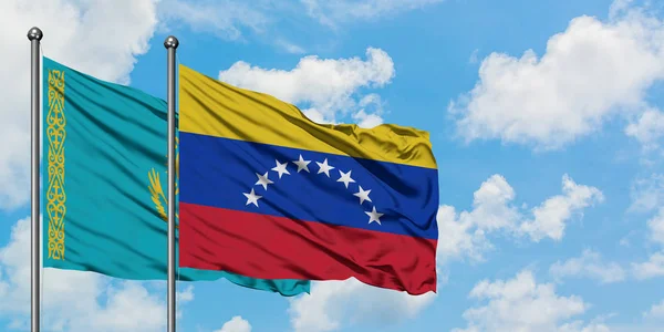 Kazahsztán és Venezuela zászló integetett a szél ellen, fehér felhős kék ég együtt. Diplomáciai koncepció, nemzetközi kapcsolatok. — Stock Fotó