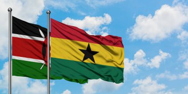 Kenya ve Gana bayrağı birlikte beyaz bulutlu mavi gökyüzüne karşı rüzgarda sallayarak. Diplomasi kavramı, uluslararası ilişkiler.