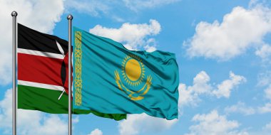 Kenya ve Kazakistan bayrağı birlikte beyaz bulutlu mavi gökyüzüne karşı rüzgarsal sallayarak. Diplomasi kavramı, uluslararası ilişkiler.