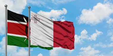 Kenya ve Malta bayrağı birlikte beyaz bulutlu mavi gökyüzüne karşı rüzgarda sallayarak. Diplomasi kavramı, uluslararası ilişkiler.