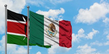 Kenya ve Meksika bayrağı birlikte beyaz bulutlu mavi gökyüzüne karşı rüzgarda sallayarak. Diplomasi kavramı, uluslararası ilişkiler.