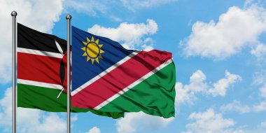 Kenya ve Namibya bayrağı birlikte beyaz bulutlu mavi gökyüzüne karşı rüzgarda sallayarak. Diplomasi kavramı, uluslararası ilişkiler.
