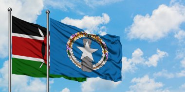 Kenya ve Kuzey Mariana Adaları bayrağı birlikte beyaz bulutlu mavi gökyüzüne karşı rüzgarda sallayarak. Diplomasi kavramı, uluslararası ilişkiler.