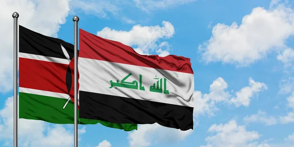 Bandera de Kenia e Irak ondeando en el viento contra el cielo azul nublado blanco juntos. Concepto diplomático, relaciones internacionales . — Foto de Stock