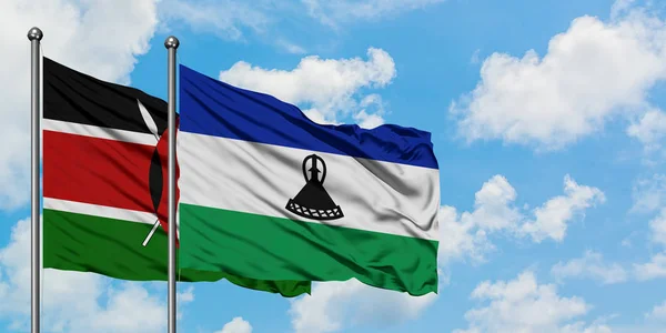 Kenya és Lesotho zászló integetett a szél ellen, fehér felhős kék ég együtt. Diplomáciai koncepció, nemzetközi kapcsolatok. — Stock Fotó