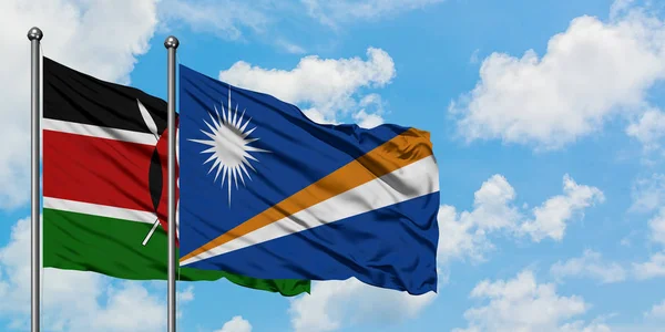 Kenya és a Marshall-szigetek zászló integetett a szél ellen, fehér felhős kék ég együtt. Diplomáciai koncepció, nemzetközi kapcsolatok. — Stock Fotó