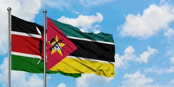 Bandera de Kenia y Mozambique ondeando en el viento contra el cielo azul nublado blanco juntos. Concepto diplomático, relaciones internacionales . — Foto de Stock