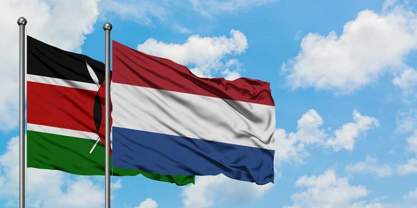 Kenia en Nederland vlag zwaaien in de wind tegen witte bewolkte blauwe hemel samen. Diplomatie concept, internationale betrekkingen. — Stockfoto