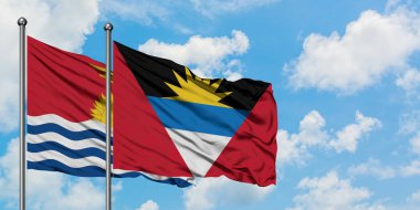 Kiribati ve Antigua ve Barbuda bayrağı birlikte beyaz bulutlu mavi gökyüzüne karşı rüzgarda sallayarak. Diplomasi kavramı, uluslararası ilişkiler.