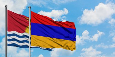 Kiribati ve Ermenistan bayrağı birlikte beyaz bulutlu mavi gökyüzüne karşı rüzgarsal sallayarak. Diplomasi kavramı, uluslararası ilişkiler.