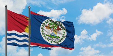 Kiribati ve Belize bayrağı birlikte beyaz bulutlu mavi gökyüzüne karşı rüzgarda sallayarak. Diplomasi kavramı, uluslararası ilişkiler.
