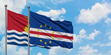 Kiribati ve Cape Verde bayrağı birlikte beyaz bulutlu mavi gökyüzüne karşı rüzgarda sallayarak. Diplomasi kavramı, uluslararası ilişkiler.