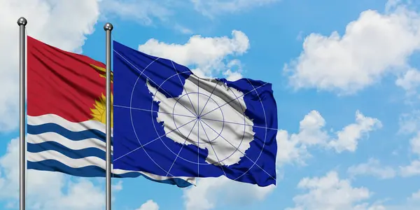 Kiribati y la bandera de la Antártida ondeando en el viento contra el cielo azul nublado blanco juntos. Concepto diplomático, relaciones internacionales . — Foto de Stock