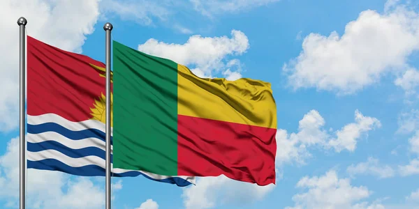 基里巴斯和贝宁国旗在风中飘扬，与白云蓝天相一起。外交概念、国际关系. — 图库照片