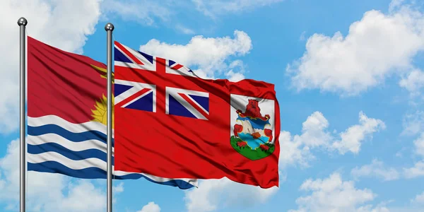 白い曇り青空に向かうキリバスとバミューダの旗。外交概念、国際関係. — ストック写真