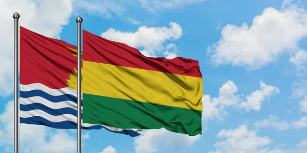 Kiribati en Bolivia vlag zwaaien in de wind tegen witte bewolkte blauwe hemel samen. Diplomatie concept, internationale betrekkingen. — Stockfoto