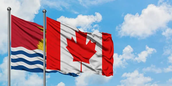 Kiribati y la bandera de Canadá ondeando en el viento contra el cielo azul nublado blanco juntos. Concepto diplomático, relaciones internacionales . — Foto de Stock