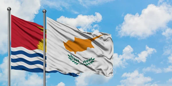 Kiribati y la bandera de Chipre ondeando en el viento contra el cielo azul nublado blanco juntos. Concepto diplomático, relaciones internacionales . — Foto de Stock