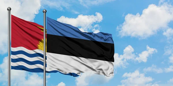 Bandera de Kiribati y Estonia ondeando en el viento contra el cielo azul nublado blanco juntos. Concepto diplomático, relaciones internacionales . — Foto de Stock