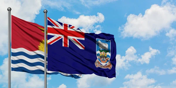 Kiribati og Falklandsøyene vinker i vinden mot hvit, skyet blå himmel sammen. Diplomatiskonsept, internasjonale forbindelser . – stockfoto