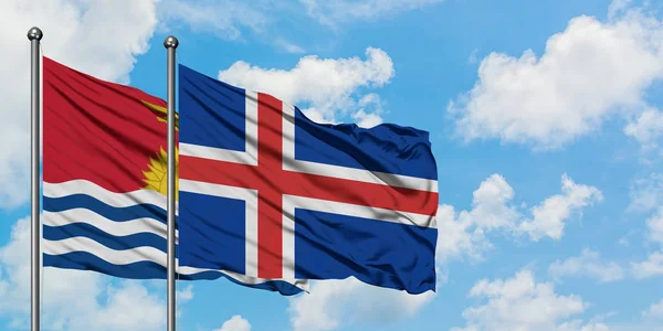 Kiribati y la bandera de Islandia ondeando en el viento contra el cielo azul nublado blanco juntos. Concepto diplomático, relaciones internacionales . — Foto de Stock