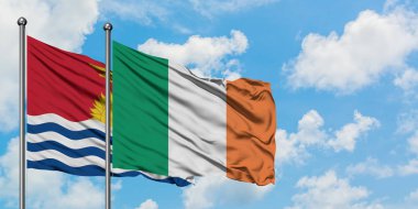 Kiribati ve İrlanda bayrağı birlikte beyaz bulutlu mavi gökyüzüne karşı rüzgarda sallayarak. Diplomasi kavramı, uluslararası ilişkiler.