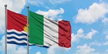 Kiribati ve İtalya bayrağı birlikte beyaz bulutlu mavi gökyüzüne karşı rüzgarda sallayarak. Diplomasi kavramı, uluslararası ilişkiler.