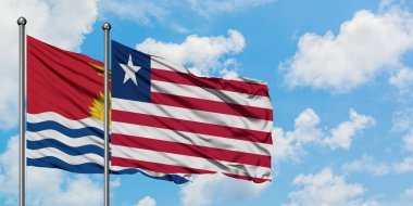 Kiribati ve Liberya bayrağı birlikte beyaz bulutlu mavi gökyüzüne karşı rüzgarda sallayarak. Diplomasi kavramı, uluslararası ilişkiler.