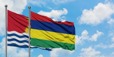 Kiribati ve Mauritius bayrağı birlikte beyaz bulutlu mavi gökyüzüne karşı rüzgarda sallayarak. Diplomasi kavramı, uluslararası ilişkiler.