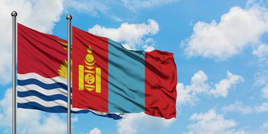 Kiribati ve Moğolistan bayrağı birlikte beyaz bulutlu mavi gökyüzüne karşı rüzgarda sallayarak. Diplomasi kavramı, uluslararası ilişkiler.