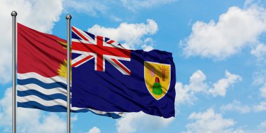 Kiribati ve Turks ve Caicos Adaları bayrağı birlikte beyaz bulutlu mavi gökyüzüne karşı rüzgarda sallayarak. Diplomasi kavramı, uluslararası ilişkiler.