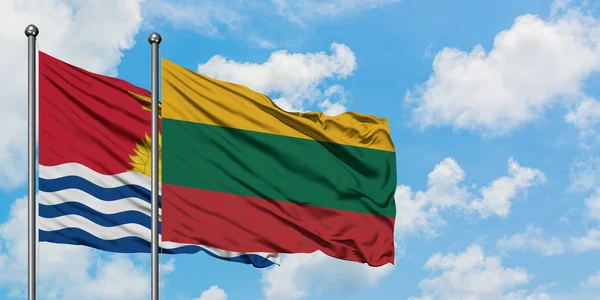 Bandera de Kiribati y Lituania ondeando en el viento contra el cielo azul nublado blanco juntos. Concepto diplomático, relaciones internacionales . — Foto de Stock