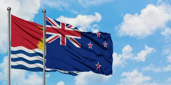 Kiribati y la bandera de Nueva Zelanda ondeando en el viento contra el cielo azul nublado blanco juntos. Concepto diplomático, relaciones internacionales . — Foto de Stock